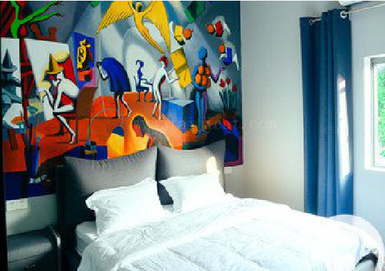 平和对于酒店的墙体彩绘而言更注重哪些方面？